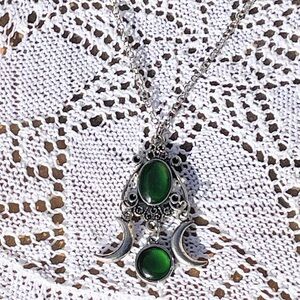 Elegant Green Stone and Silver Moon Pendant Necklace witchy vintage vtg gift